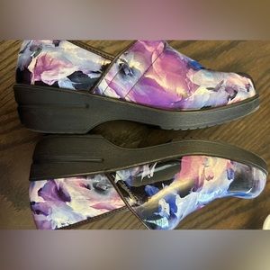 Women’s Nurse Savvy Clogs Size 7.5